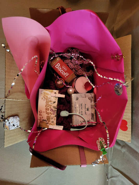 Detaliu al cutiei Adiafemme Cozy Gift Box, cu produse croșetate și surprize